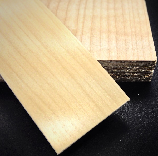 Кромочная лента ПВХ 1,8*35 мм BR503 с плитой ЛДСП 32 мм клен медовый.