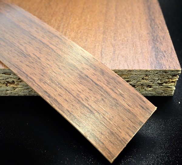 Кромочная лента ПВХ 1,8*63 мм BR401 с плитой орех пегасо.