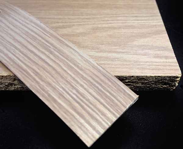 Кромочная лента ПВХ 1,8*48 мм BR605 с плитой дезира светлая.