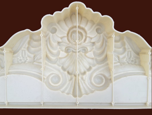 Монтажные отверстия для крепления декоративной мебельной короны из пластика SY 66014.  