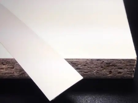 Кромочная лента ПВХ 0,4*48 мм PV2104-911 с плитой толщиной 42 мм серая шагрень.