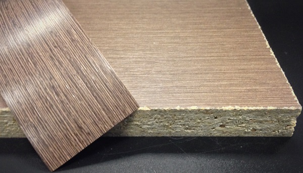 Кромочная лента ПВХ 0,4*25 мм CL1330 с плитой толщиной 22 мм венге конго.