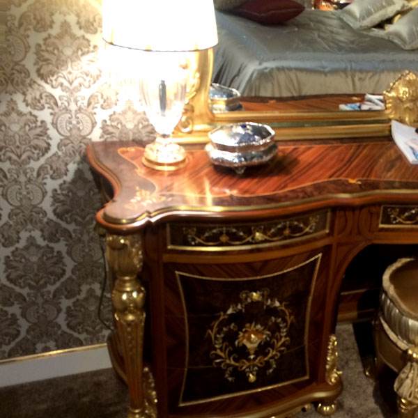 Декоративная наклейка JL 934.4 для мягкой мебели - пример использования. Декорирование стола.