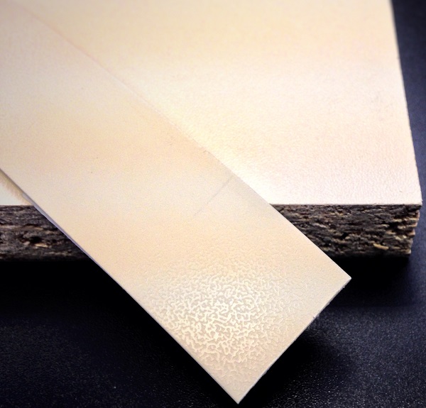 Кромочная лента ПВХ 1,8*19 мм BR710 с плитой ЛДСП 16 мм ваниль.