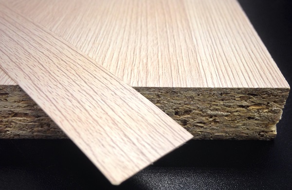 Кромочная лента ПВХ 0,4*19 мм PV3238 с плитой ЛДСП 16 мм ясень шимо светлый.