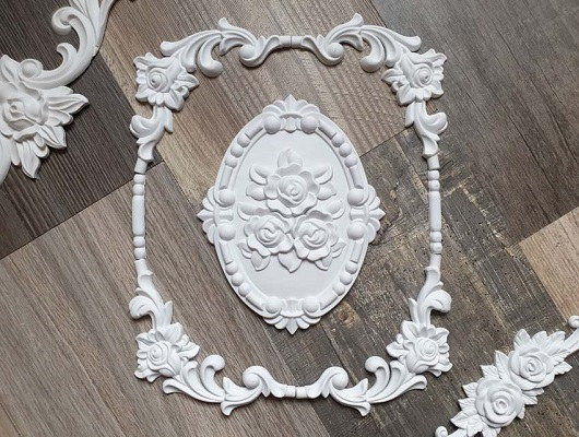 Угловой элемент SY88262-1 в составе композиции с другими декоративными элементами для мебельного фасада.