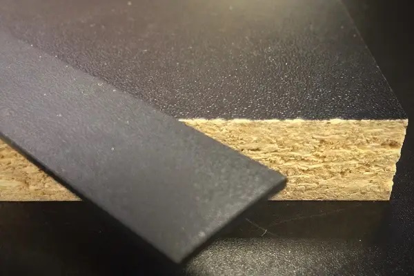 Кромочная лента ПВХ 0,4*55 мм PV2404-911 с плитой толщиной 42 мм черная шагрень.