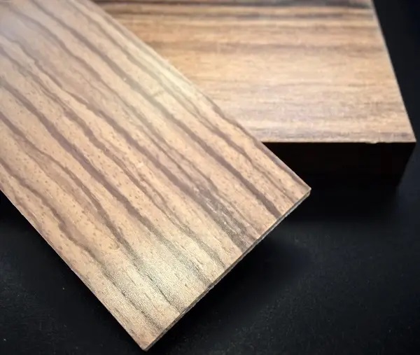 Кромочная лента ПВХ 1,8*25 мм BR551 с плитой ЛДСП 22 мм эбони темный.