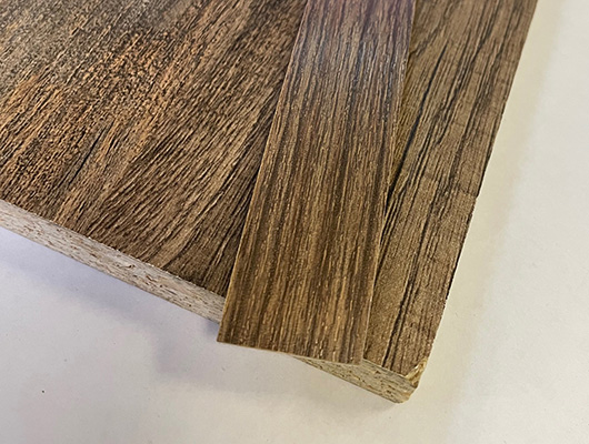 Кромочная лента ПВХ 1*19 мм BR218 с плитой ЛДСП 16 мм ясень ориноко темный.