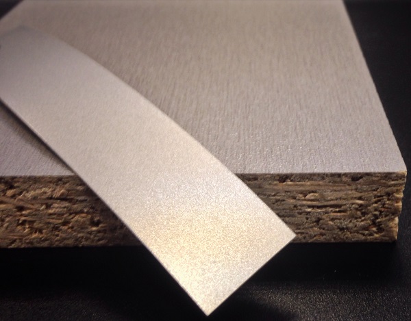 Кромочная лента ПВХ 0,4*19 мм PV1709 с плитой ЛДСП 16 мм алюминий.