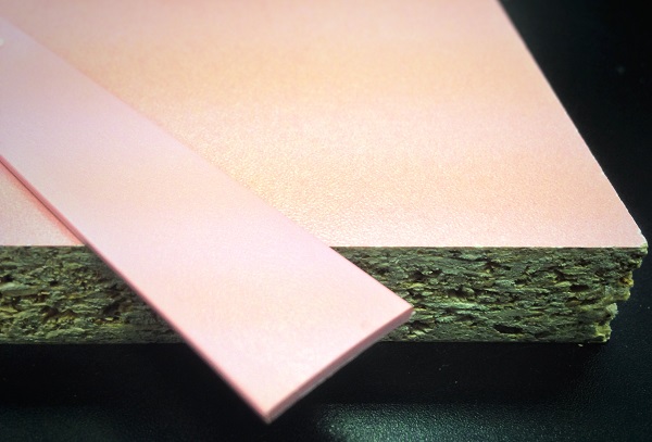 Кромочная лента ПВХ 0,4*19 мм BR741-911 с плитой ЛДСП 16 мм розовый шагрень.