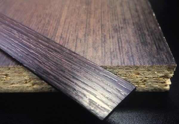 Кромочная лента ПВХ 0,4*19 мм PV3084 с плитой ЛДСП 16 мм венге темный.