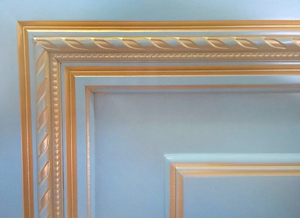 Декоративный модинг из гибкого ПВХ SY 95 на мебельном фасаде - пример использования.