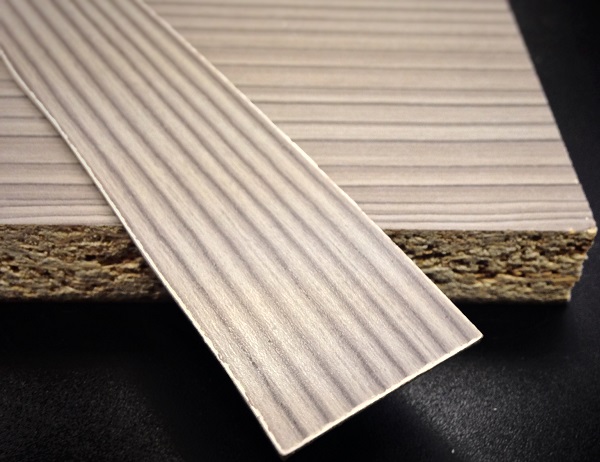 Кромочная лента ПВХ 1,8*22 мм BR607 с плитой ЛДСП 18 мм лиственница темная.