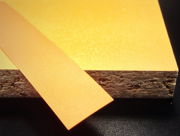 Кромочная лента ПВХ 0,4*19 мм BR711-911 с плитой ЛДСП 16 мм оранжевый шагрень.