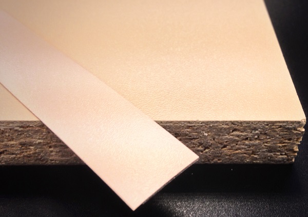 Кромочная лента ПВХ 1,6*26 мм BR931 с плитой 22 мм латте.