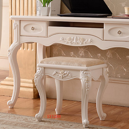 Декоративная опора из ABS-пластика SY 1288 для мебели - пример использования. Пуфик с ножками из пластика для консольного столика в классическом стиле.