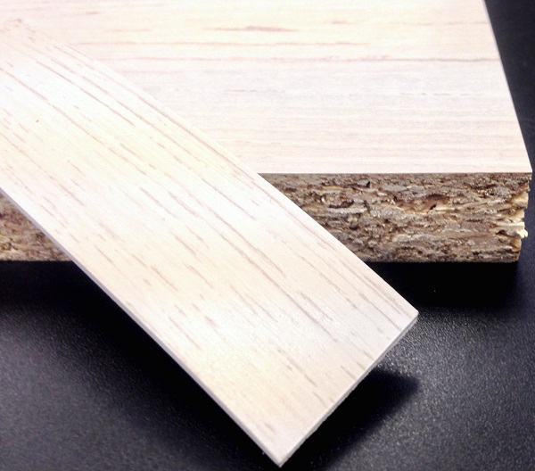 Кромочная лента ПВХ 1*43 мм BR613 с плитой ясень анкор белый.