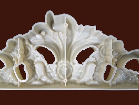 Монтажные отверстия для крепления декоративной мебельной короны из пластика SY 15032. 