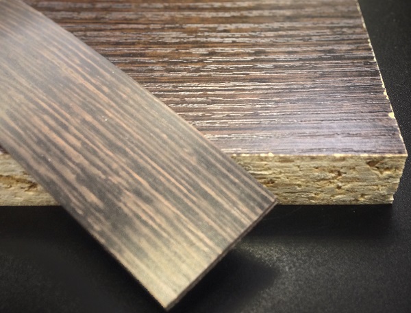 Кромочная лента ПВХ 0,8*54 мм BR252 с плитой венге линум.