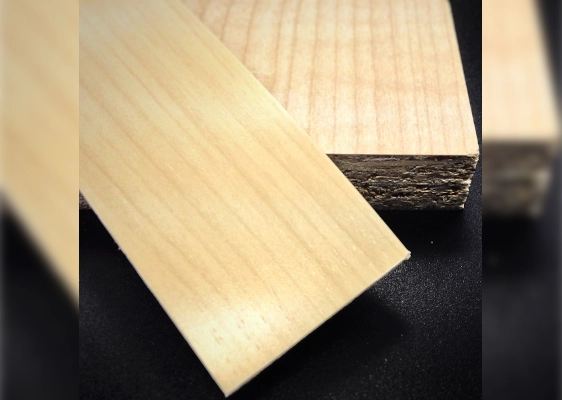 Кромочная лента ПВХ 1,8*30 мм BR503 с плитой ЛДСП 28 мм клен медовый.