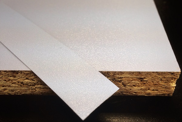 Кромочная лента ПВХ 0,4*19 мм BR771-911 с плитой ЛДСП 16 мм капри синий шагрень.