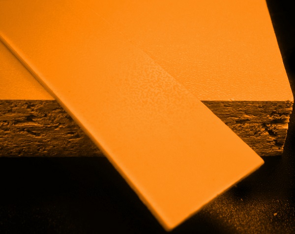 Кромочная лента ПВХ 1,8*19 мм BR720 с плитой ЛДСП 16 мм оранжевый.