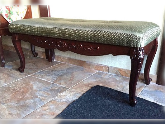 Декоративный элемент SY 0641 на мебели - пример использования. Декорирование банкетки в классическом стиле. Декоративный элемент SY 0641 на мебели - пример использования. Декорирование банкетки в классическом стиле.