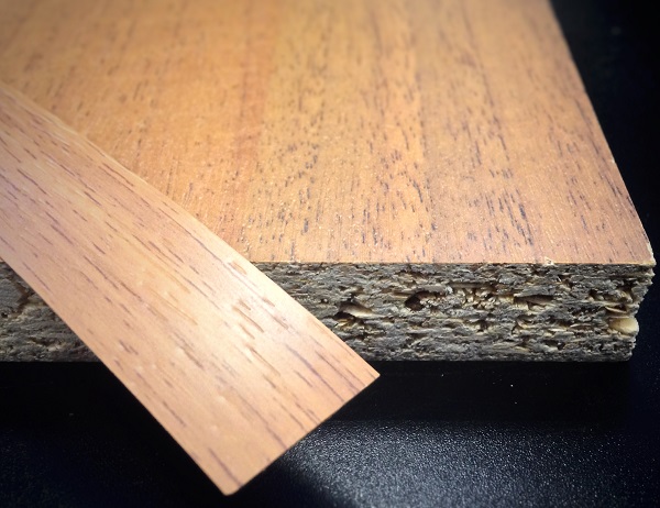 Кромочная лента ПВХ 0,4*19 мм PV4853 с плитой ЛДСП 16 мм орех светлый.