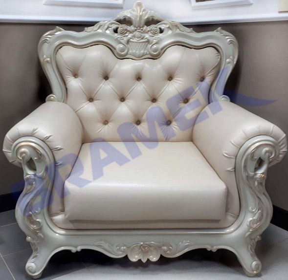 Мягкое кресло с декоративными накладками из пластика SF 001.