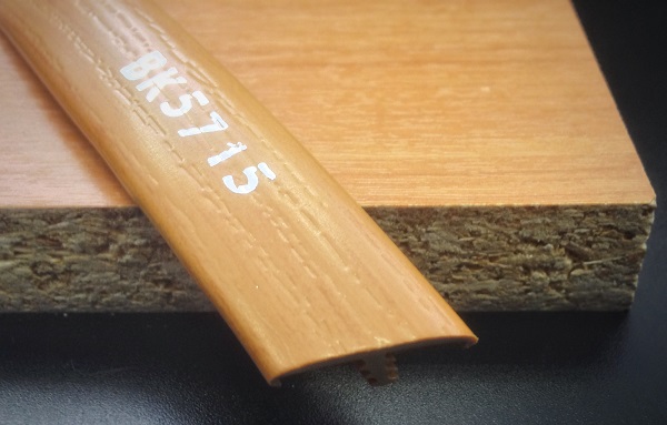 Врезной профиль ПВХ 017B BK57A15 с плитой ЛДСП.