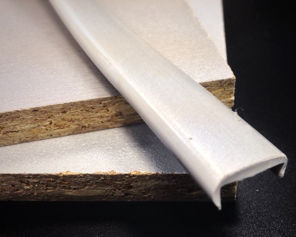 Накладной профиль ПВХ U16 BK746 с плитой ЛДСП металлик.