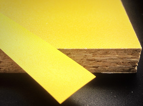 Кромочная лента ПВХ 0,4*19 мм PV899-911 с плитой ЛДСП 16 мм желтый шагрень.