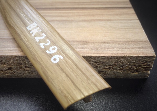 Врезной профиль ПВХ 017B BK2296 с плитой ЛДСП.