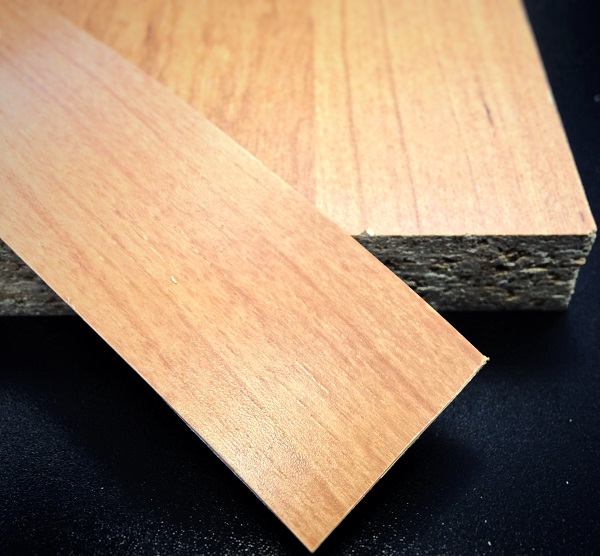 Кромочная лента ПВХ 1,8*42 мм BR501 с плитой толщиной 42 мм ольха.