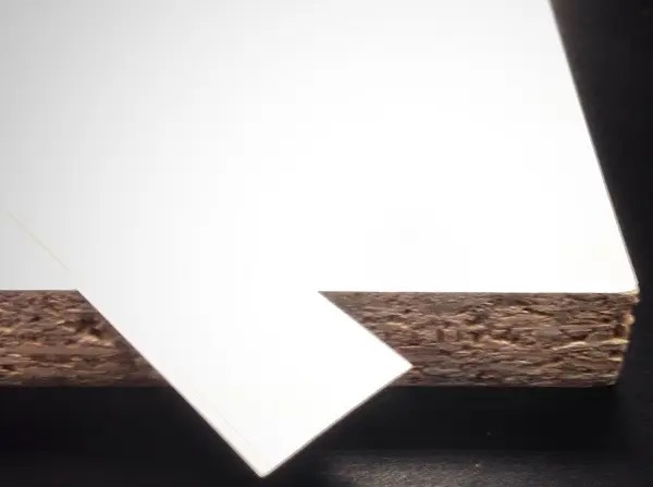 Кромочная лента ПВХ 0,4*50 мм PV2250 с плитой толщиной 42 мм белая гладкая.