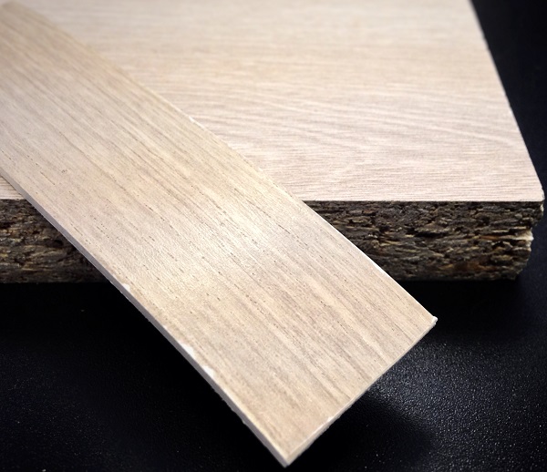 Кромочная лента ПВХ 1,8*42 мм BR450 с плитой толщиной 42 мм ясень шимо светлый.