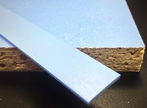 Кромочная лента ПВХ 1,8*19 мм BR772-911 с плитой ЛДСП 16 мм синий.