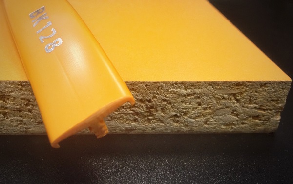 Врезной профиль ПВХ 017B BK128 с плитой ЛДСП.