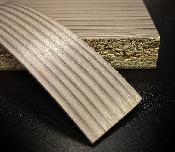 Кромочная лента ПВХ 0,4*19 мм PV1802 с плитой ЛДСП 16 мм лиственница темная.