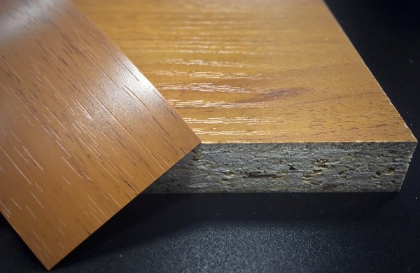 Кромочная лента ПВХ 1*35 мм CL4163 с плитой ЛДСП 32 мм орех гварнери.