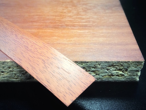 Кромочная лента ПВХ 0,4*19 мм PV4892 с плитой ЛДСП 16 мм орех итальянский.