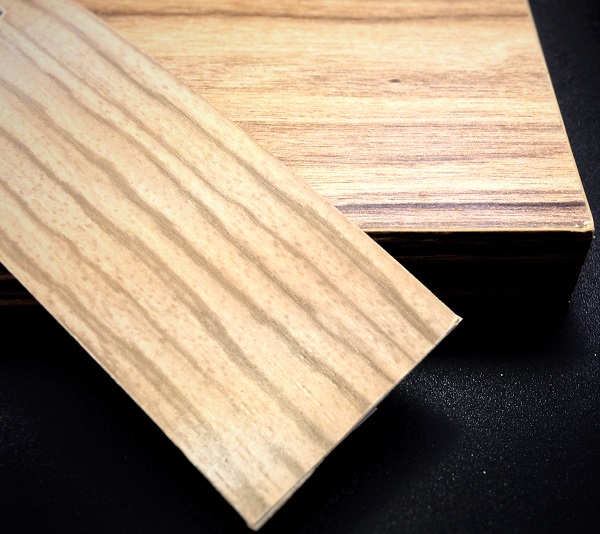 Кромочная лента ПВХ 1,8*42 мм BR550 с плитой толщиной 42 мм эбони светлый.