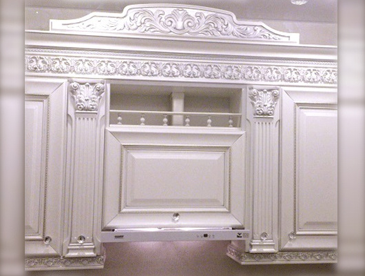 Декоративная капитель SY 16135 на мебельном фасаде - пример использования.