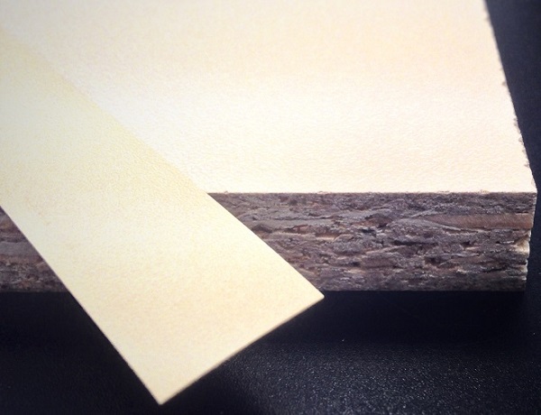 Кромочная лента ПВХ 0,4*19 мм PV312 с плитой ЛДСП 16 мм сливочный.