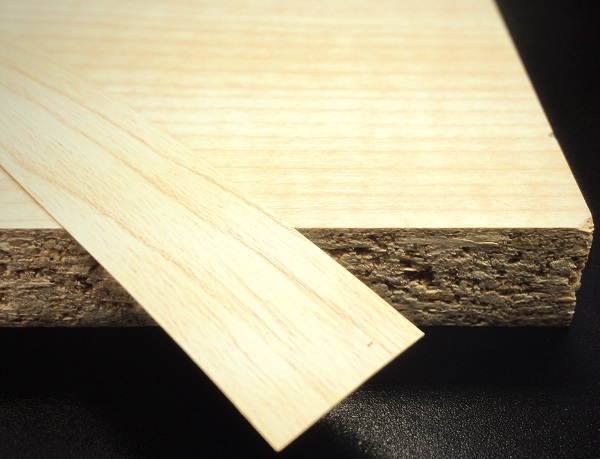 Кромочная лента ПВХ 0,4*19 мм PV5703 с плитой ЛДСП 16 мм клен.