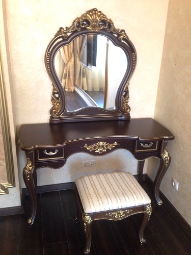 Декоративная рама SY 55001 для зеркала - пример использования. Консоль с зеркалом и пуфиком.