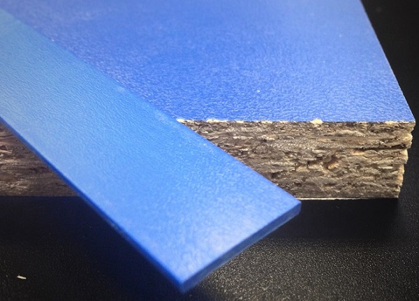 Кромочная лента ПВХ 0,4*19 мм PV3328-911 с плитой ЛДСП 16 мм синий шагрень.