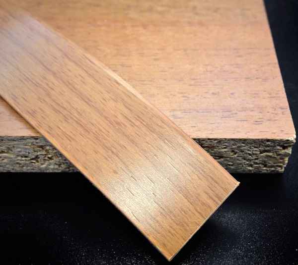 Кромочная лента ПВХ 1,8*30 мм BR400 с плитой ЛДСП 28 мм орех гварнери.