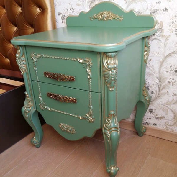 Тумбочка в классическом стиле, декорированная гибким молдингом из ПВХ 175.